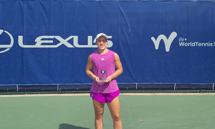 Sonay Kartal holding the W35 Roehampton singles title