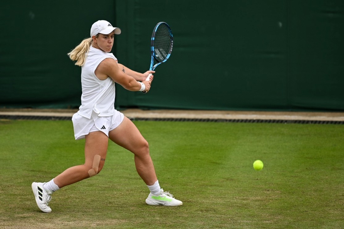 Sonay Kartal preparing to hit a backhand on court at Wimbledon