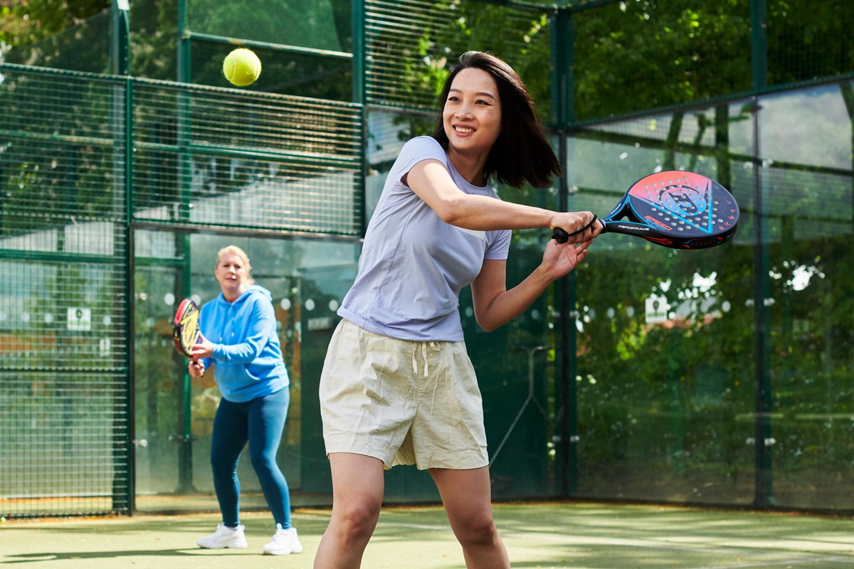 lady-preparing-to-hit-backhand-in-padel.jpg